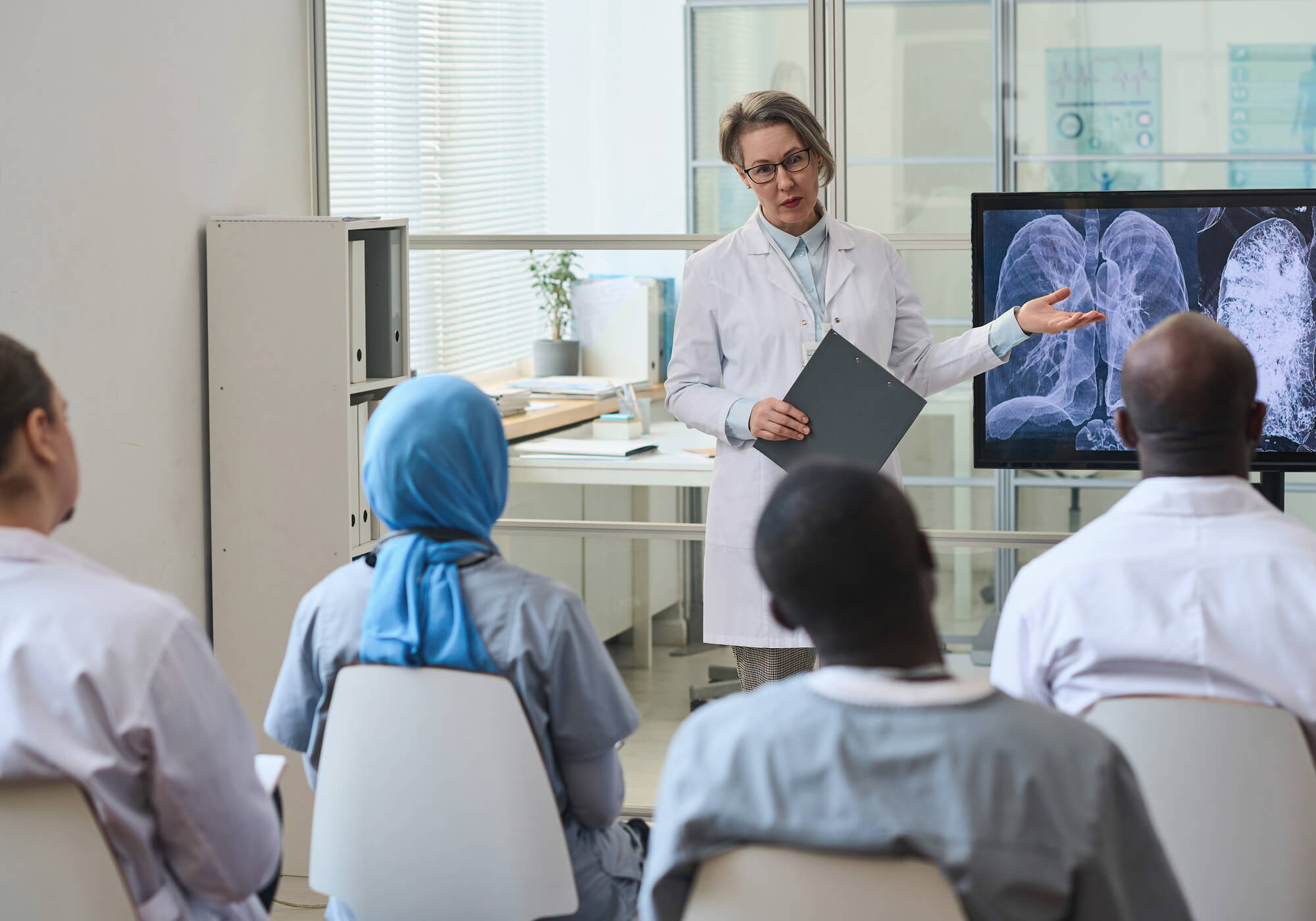 doctor-discussing-disease-with-her-colleagues-T35A59R.jpg